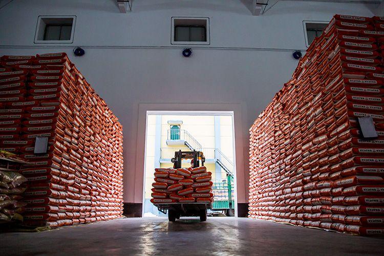 北京張辛糧食儲(chǔ)備商品糧倉庫,工人正在裝卸大米.