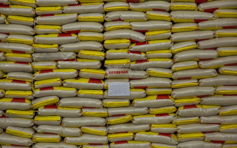到底用不用囤糧我們?nèi)ケ本┘Z庫(kù)面粉加工廠看了看